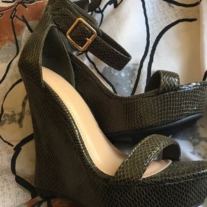 Faux snake skin wedges 👡